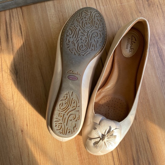 Clarks artisan genuine leather flats in a glossy cream/champagne colour - Picture 3 of 5